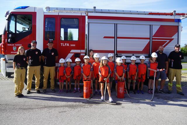 Mitglieder der freiwilligen Feuerwehr Schleedorf mit den Kindern beim Ferienprogramm, mit Bgm. Martina Berger (ÖVP) sowie Vizebürgermeister Georg Winterreiter (FPÖ). | Foto: Emanuel Hasenauer