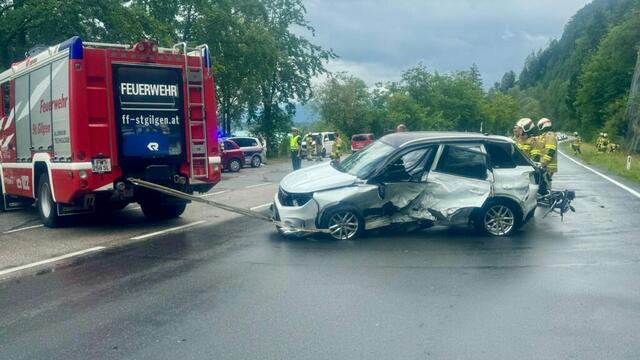 Das Fahrzeug des 65-Jährigen wurde mit dem Einsatzfahrzeug der Feuerwehr auf den Parkplatz geschleppt. | Foto: Freiwillige Feuerwehr St. Gilgen