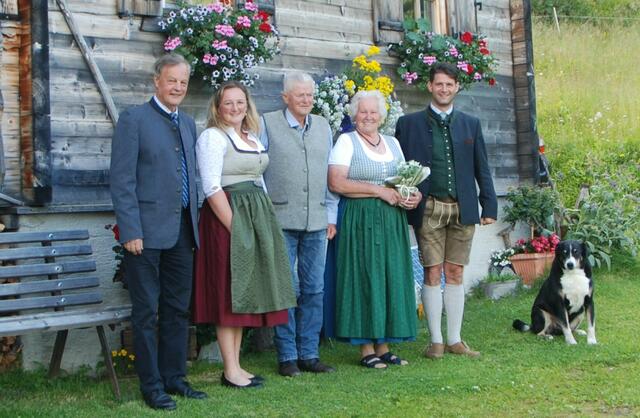 Foto v.l.n.r.: Seniorenbund: Obm. Alfred Pfeifenberger,  Bauernschaft: Ortsbäurin-Stv. Kathrin Trausnitz, Gatte Josef Gruber mit Jubilarin Erika Gruber (vlg. Liasn), Bgm. Thomas Kößler