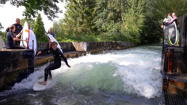 Diese künstlich angelegte Welle hat sich zu einem beliebten Treffpunkt entwickelt, der sowohl Anfängern als auch Profis eine perfekte Trainingsmöglichkeit bietet. | Foto: Stefan Schubert