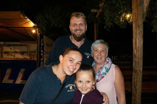 Markus Schober mit Gattin Ingrid (rechts), und den Töchtern Nina Gamsjäger (vorn, links) und Anna Schober  | Foto: Privat
