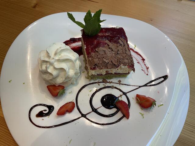 Dirndlcremeschnitten sind eine Kreation aus dem Steinschalerhof.  | Foto: Müller