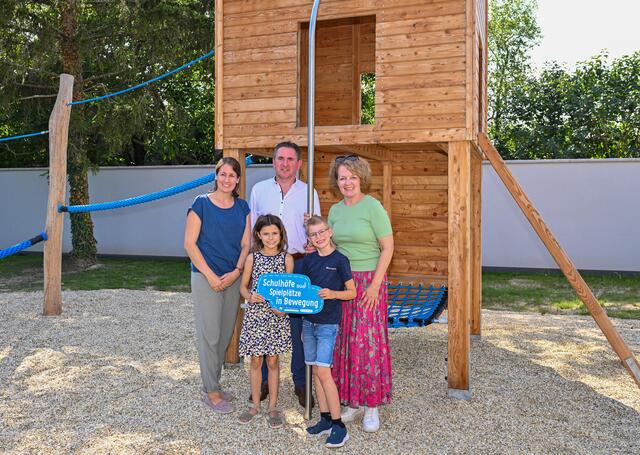 Landesrätin Christiane Teschl-Hofmeister mit der Leiterin des Kindergartens Christina Mayer, dem Bürgermeister der Marktgemeinde Großengersdorf Christian Hellmer sowie Kindern der Volksschule Großengersdorf. | Foto: NLK Filzwieser