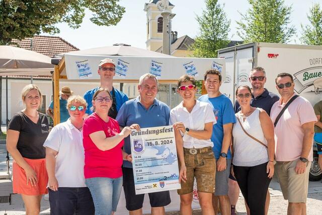 Bürgermeister Bernhard Karnthaler (Bildmitte) freut sich schon auf das Gründungsfest des Musikvereins am 15. August ab 14.30 Uhr. Start ist am Hauptplatz mit anschließendem Marsch zum Festzelt in Haderswörth. Mit dabei: Frau Landeshauptfrau Johanna Mikl-Leitner. | Foto: Gemeinde Lanzenkirchen