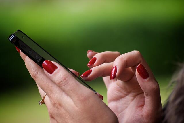 Bei einem Hitzeschlag sollte die betroffene Person in einen kühlen Raum oder in den Schatten gebracht und kalte Tücher auf Kopf und Körper gelegt werden. Über den Notruf 144 alarmierst du die Rettung. | Foto: Symbolbild: pixabay.com