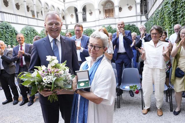 Landeshauptmann Thomas Stelzer verlieh Intendantin Michi Gaigg das Kulturehrenzeichen in Gold.
 | Foto: Reinhard Winkler