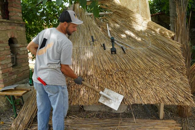 Der Schilfrohrdecker bei seiner Tätigkeit mit dem "Pracker" | Foto: Andrea Glatzer