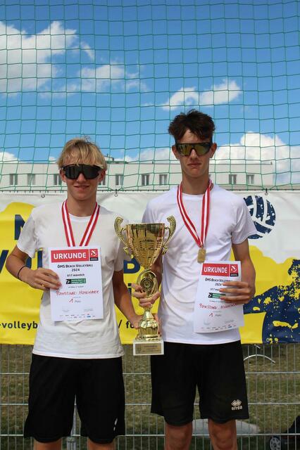 Martin Poinstingl (Union Volleyball Raiffeisen Waldviertel) und sein Partner Paul Hohenauer (HotVolleys Wien) erkämpften sich in einer wahren Hitzeschlacht den Sieg bei der ÖMS U17 in St. Pölten. | Foto: Union Volleyball Raiffeisen Waldviertel