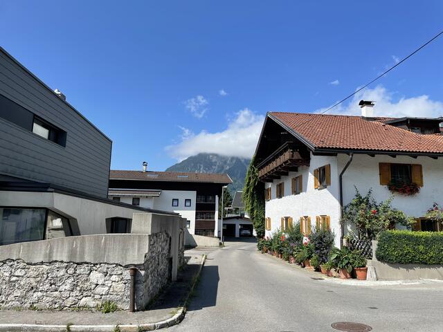 Man findet in Ehenbichl unterschiedlichste Baustile, was es nicht gibt, das sind große Wohnblöcke. | Foto: Reichel