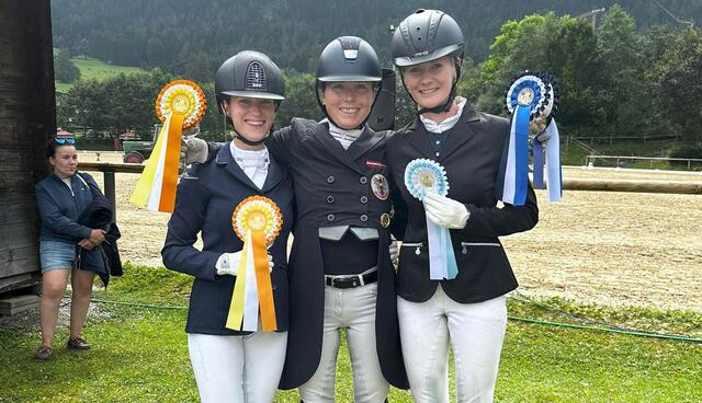 Kerstin Konaus (Mitte) freut sich mit Denise Kolles und Julia Erlacher über ihren Erfolg in Igls. | Foto: Bgld. Pferdesportverband/Privat