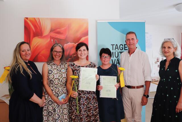 Sandra Fürnschuß und Silvia Riznik aus Tillmitsch (Bildmitte) absolvierten die Ausbildung zur Tagesmutter. Bgm. Walter Novak sowie Daniela Wohlmuth, Barbara Brinner und Sophie Teyssandier gratulierten. | Foto: Edith Ertl