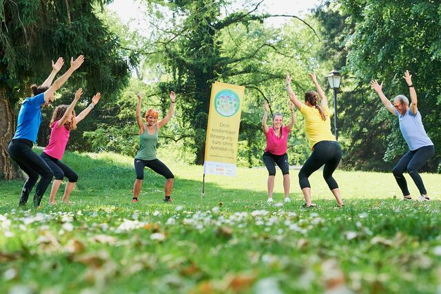 Bei "Bewegt im Park" kann man unkompliziert, kostenlos und ohne Anmeldung an den Kursen teilnehmen.  | Foto: ÖGK/Flausen