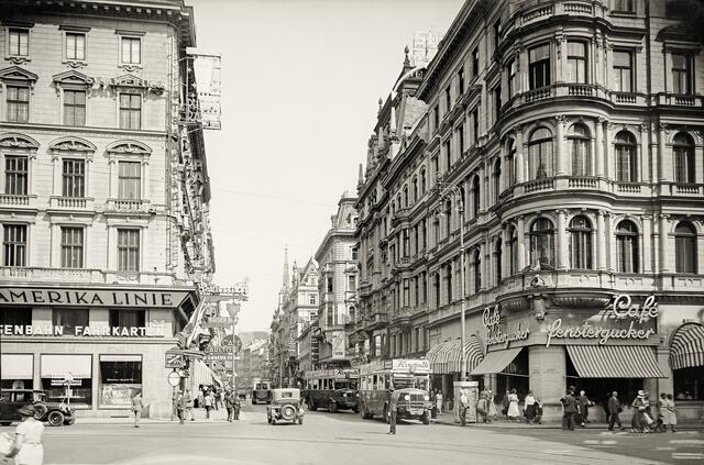 Blick in die Kärntner Straße. Rechts das Café Fenstergucker. Um 1925.  | Foto: Sammlung Hubmann / brandstaetter images / picturedesk.com