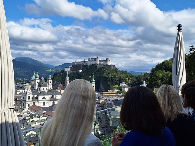 Fantastischer Ausblick von der Mönchsbergterrasse im M32 | Foto: Helene Kluppenegger