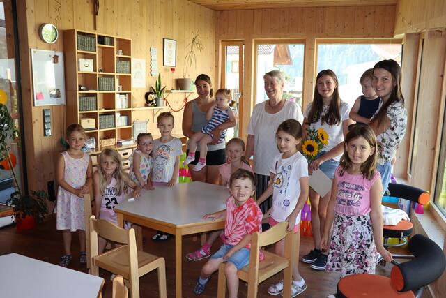Bei unserem Fototermin im Kindergarten herrschte gute Laune. Friederike Schmid (2.v.l.) und die drei Betreuerinnen sind stolz auf das Angebot. | Foto: Reichel