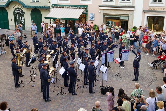Im Rahmen des Festes zur Festspieleröffnung 2024, spielt die Polizeimusik Salzburg ein Konzert am Alten Markt in der Salzburger Altstadt.  | Foto: Polizei Salzburg