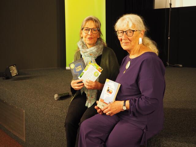 Jutta Treiber (re.) liest bei den Literaturtagen in Neusiedl am See aus ihrem Gedichtband vor. | Foto: Jutta Treiber