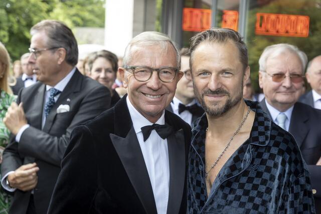 Landeshauptmann Wilfried Haslauer und Philipp Hochmair (heuriger JEDERMANN Darsteller) | Foto: IV-Salzburg / wildbild