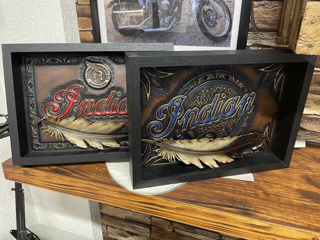 Auch Lederbilder gehören zum Repertoire des Lederschnitzers.  | Foto: Koidl