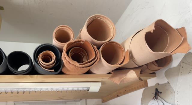 Das Leder bezieht der Langenwanger hauptsächlich aus Italien.  | Foto: Koidl