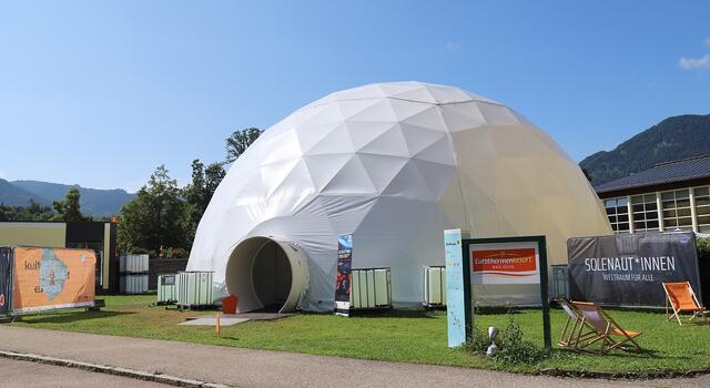 Durch die Kombination einer 18 Meter Fulldome-Kuppel mit einer Salzwasser-Floating-Anlage wird die bisherige Erfahrung von Weltraum und Erde neu definiert.  | Foto: Hörmandinger