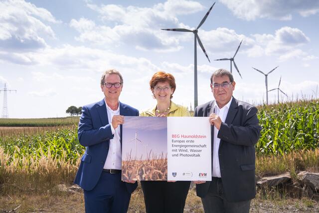 EVN Vorstandssprecher Stefan Szyszkowitz, Forscherin und Ökonomin Sigrid Stagl und Bürgermeister Hubert Luger | Foto: © EVN / Daniela Matejschek