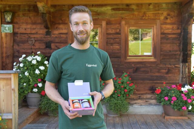 Martin Gschösser aus Reith im Alpbachtal produziert Geschenke für 3.000 Gäste des Forums.  | Foto: Barbara Fluckinger