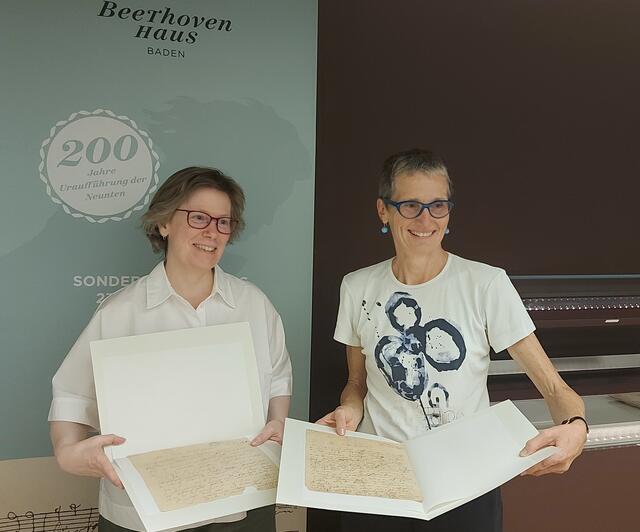 Den Beethovenbrief präsentieren Julia Ronge und Ulrike Scholda. | Foto: Beethovenhaus Baden