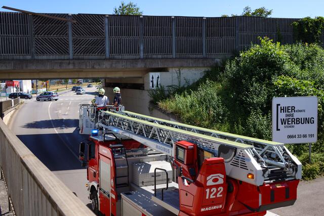 Starke Verwitterung an Lärmschutzwand einer Eisenbahnbrücke in Wels-Vogelweide: Die Feuerwehr konnte die lose gewordene Latte sicher entfernen.