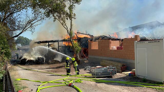 Die Feuerwehren der Bezirke Mödling und Baden löschen den Großbrand in Sittendorf. | Foto: DOKU NÖ