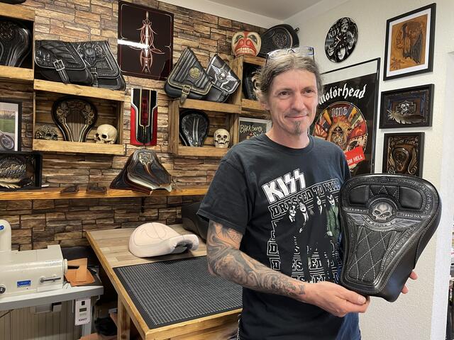 Franz Hofegger aus Langenwang in seiner Werkstatt, die zugleich auch Verkaufsraum ist.   | Foto: Koidl