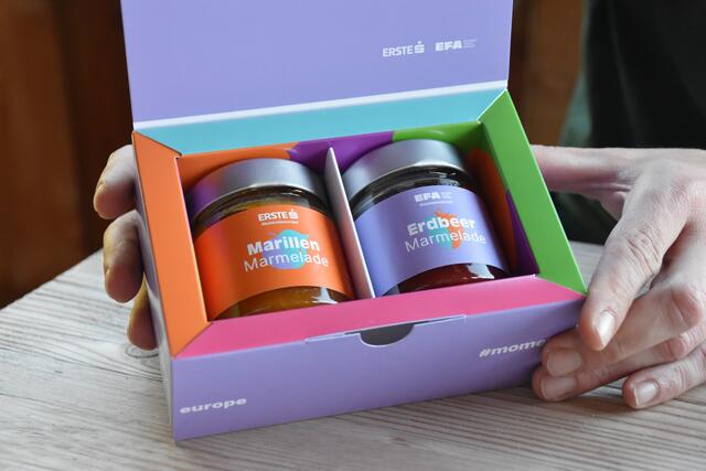 Heuer besteht das Gastgeschenk aus zwei Marmeladengläsern.  | Foto: Barbara Fluckinger