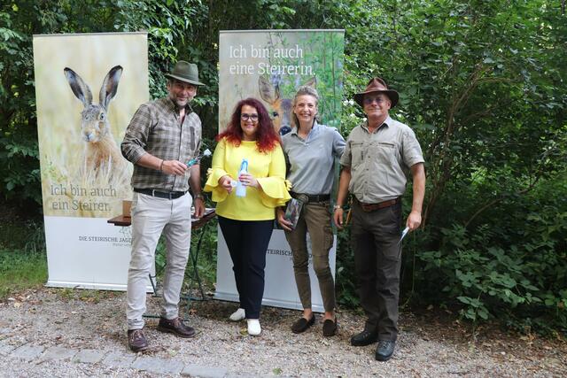 Verteilten im Rahmen der "Hunde-Leinen-Aktion" zuletzt in Mariatrost Präsente (v.l.): Manfred Pollitsch, Tierschutzstadträtin Claudia Schönbacher, Esther Pilati-Kohlbacher und Anton Legenstein von der Steirischen Jägerschaft. | Foto: Leitner