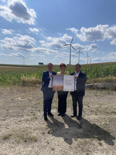 EVN Vorstandssprecher Stefan Szyszkowitz, Forscherin und Ökonomin Sigrid Stagl und Bürgermeister Hubert Luger | Foto: Martina Schweller