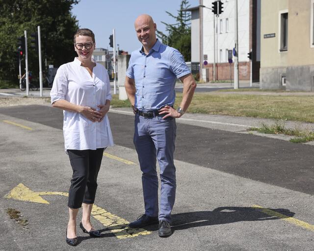 Stadträtin Eva Schobesberger (Grüne) und Vizebürgermeister Martin Hajart (ÖVP) beim Lokalaugenschein: Hier im Franckviertel entsteht ab August ein neuer Radweg. Gleichzeitig werd dort eine neue Beleuchtung installiert und die Fläche begrünt. 
 | Foto: Stadt Linz