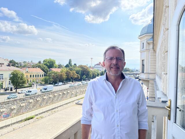 Bezirksvorsteher Nikolaus Ebert erzählte MeinBezirk im Gespräch die neuen Pläne für den Bezirk und was schon geschehen ist.  | Foto: Rosa Besler