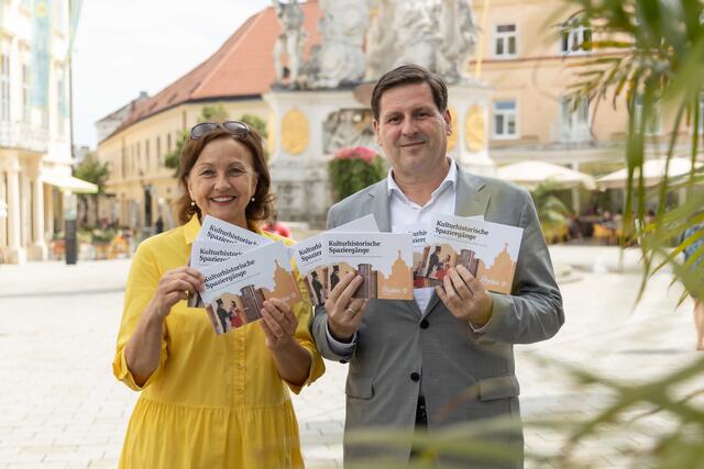 Christine Triebnig-Löffler und Bürgermeister Stefan Szirucsek mit dem neuen Programmheft.
 | Foto: 2024psb/c.kollerics