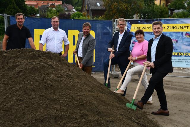 Bürgermeister Josef Maier (r.) und Co. beim Spatenstich. | Foto: Galler