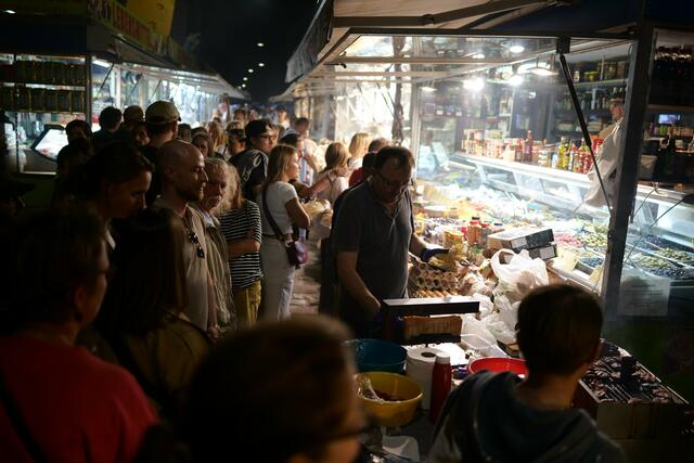 Auch die Kulinarik kommt bei der 3. Langen Nacht der Wiener Märkte nicht zu kurz. | Foto: Max Spitzauer/RMW