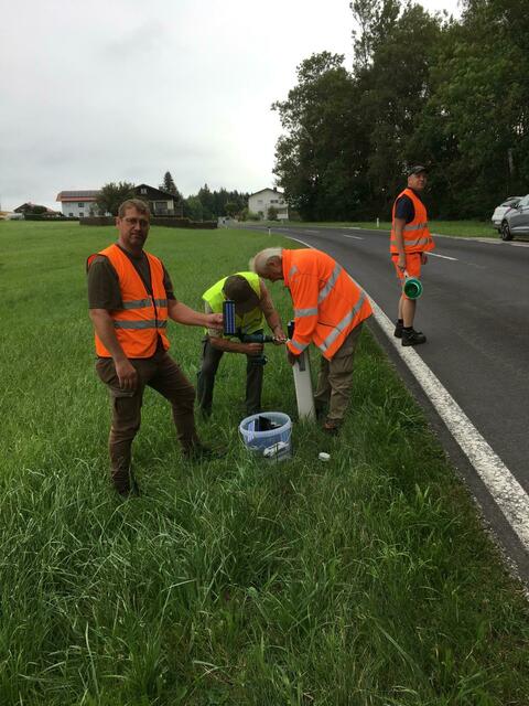 Entlang der Keßla Landesstraße und der Wesen Bezirksstraße wurden Wildwarngeräte an den Leitpflöcken montiert. | Foto: Kurt Kaiserseder
