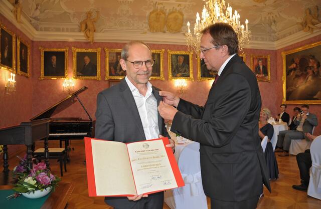 Im Beisein zahlreicher Festgäste, Freunde und Wegbegleiter:innen überreichte Bürgermeister Matthias Stadler das Ehrenzeichen der Stadt an Gernot Kohl. | Foto: Mayer