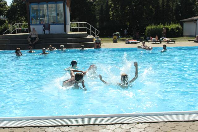Das Freibad Aquaqua in Großpetersdorf lockt ebenfalls viele Besucher an. | Foto: Angelina Kaiser