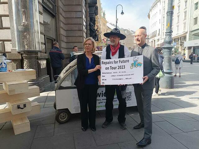 Michel Heftrich "Repair for Future Tour 2023" mit Leonore Gewessler und Toni Faber