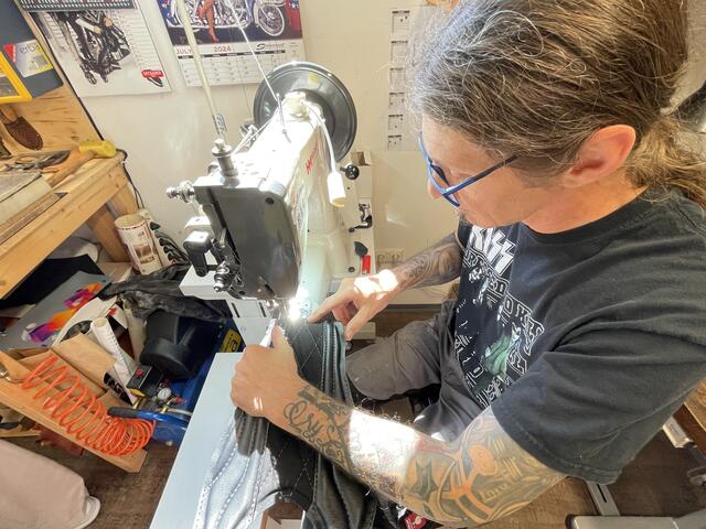 Einer der letzten Arbeitsschritte ist dann das Zusammennähen der einzelnen Teile des Motorradsitzes.  | Foto: Koidl