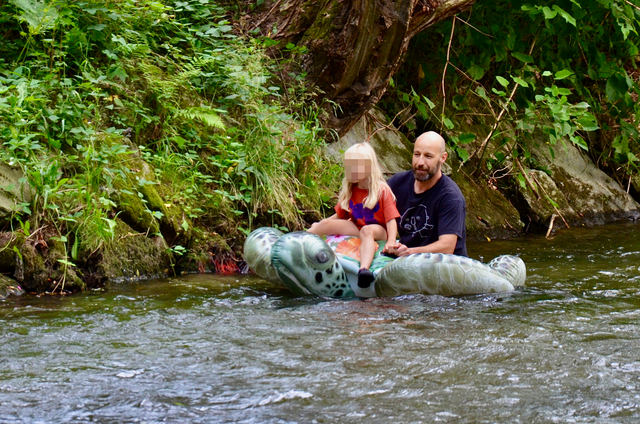 David Doppelreiter mit seiner Tochter auf der Schildkröte bei einer Flussfahrt. Ein richtig schönes Tocher-Papa-Abenteuer. | Foto: Peinsipp