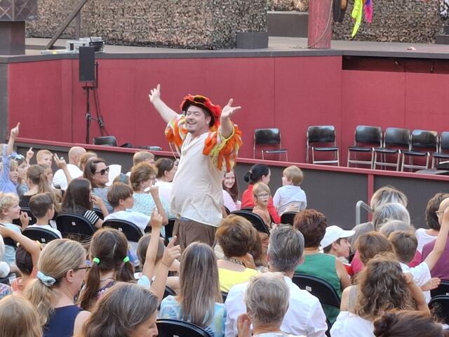 Frederic Böhle als Papageno inmitten des Publikums. | Foto: Stadtgemeinde Klosterneuburg