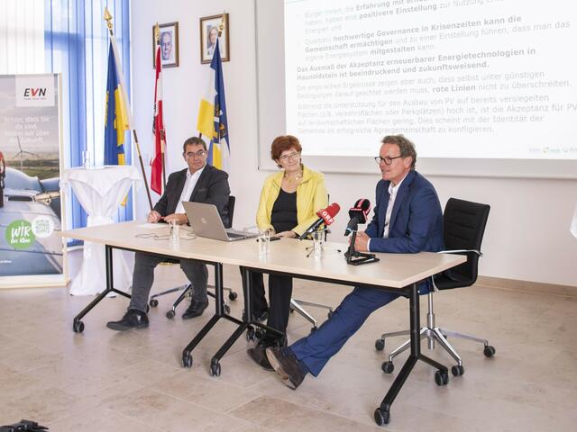 Bürgermeister Hubert Luger, Forscherin und Ökonomin Sigrid Stagl und EVN Vorstandssprecher Stefan Szyszkowitz | Foto: EVN / Daniela Matejschek