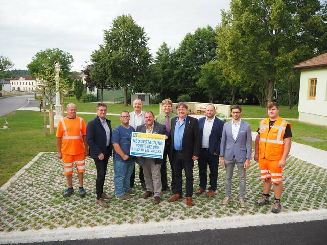 Robert Bock (Straßenmeisterei Geras), LAbg. Franz Linsbauer, Christoph Kluka (GGR von Weitersfeld), DI Dr. Wolfgang Dafert (Leiter der Straßenbauabteilung Hollabrunn), Reinhard Nowak (Bgm. von Weitersfeld), Klaus Schöls (GR von Weitersfeld), BR Klemens Kofler in Vertretung von LH-Stellvertreter Udo Landbauer, Michael Fidler (Leiter-Stv. der Straßenmeisterei Geras), Ing. Leopold Ederer (Straßenbauabteilung Hollabrunn), Florian Dietrich (Straßenmeisterei Geras). | Foto: Markus Hahn/Land NÖ