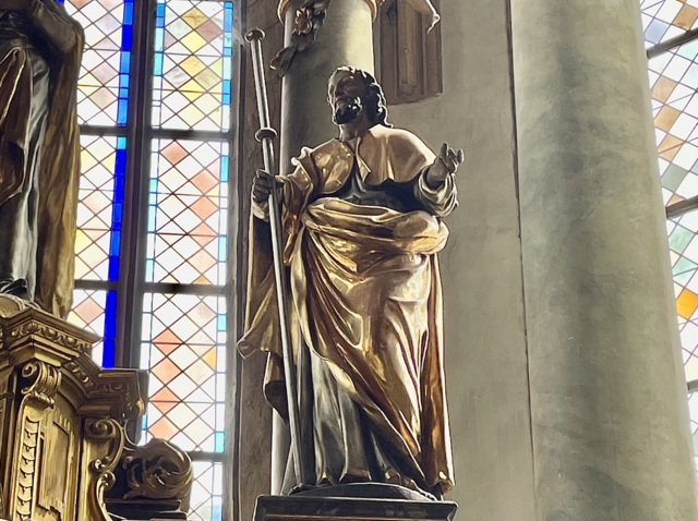Jakobus der Ältere am Hochaltar "seiner" Villacher Stadtpfarrkirche. Ähnlich könnte die neue Bronzefigur aussehen. Allerdings wird diese deutlich größer. | Foto: MeinBezirk.at