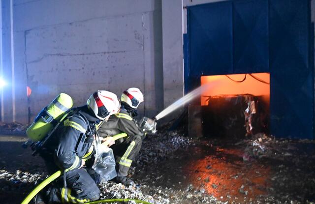 In einer Lagerhalle von "BUNZL &amp; BIACH" in Floridsdorf gab es am Montagabend einen Großbrand.  | Foto: Stadt Wien | Feuerwehr